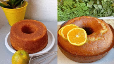 Dois bolos de laranja fofinhos em pratos brancos, um decorado com fatias da fruta