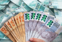 Notas de dinheiro em diferentes valores, representando o empréstimo consignado para aposentados que podem ser contratados pelo portal Meu INSS.