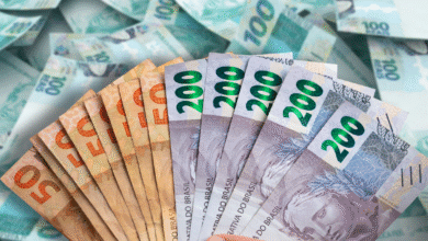 Notas de dinheiro em diferentes valores, representando o empréstimo consignado para aposentados que podem ser contratados pelo portal Meu INSS.
