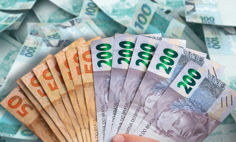 Notas de dinheiro em diferentes valores, representando o empréstimo consignado para aposentados que podem ser contratados pelo portal Meu INSS.