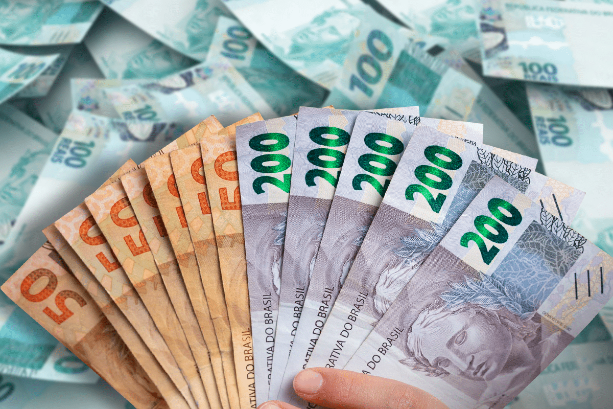 Notas de dinheiro em diferentes valores, representando o empréstimo consignado para aposentados que podem ser contratados pelo portal Meu INSS.