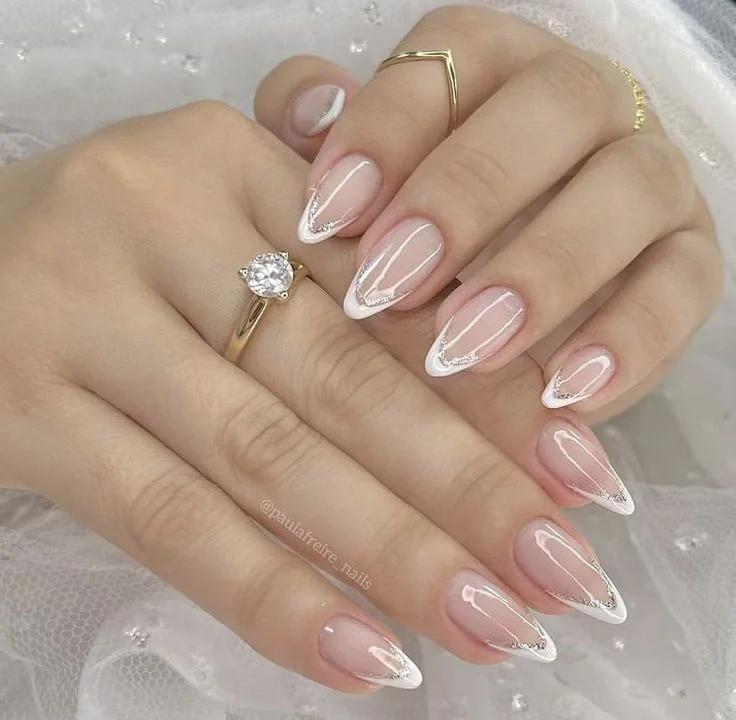 Unhas de francesinha moderna com detalhes metálicos dourados e prateados