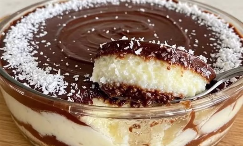 Gelado de coco com chocolate, uma sobremesa refrescante com camadas de coco e chocolate, coberta com coco ralado, em uma tigela.
