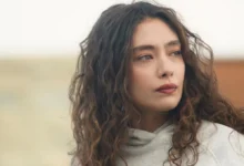 Protagonista da novela turca "A Filha do Embaixador" olhando para o horizonte com expressão introspectiva