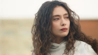Protagonista da novela turca "A Filha do Embaixador" olhando para o horizonte com expressão introspectiva