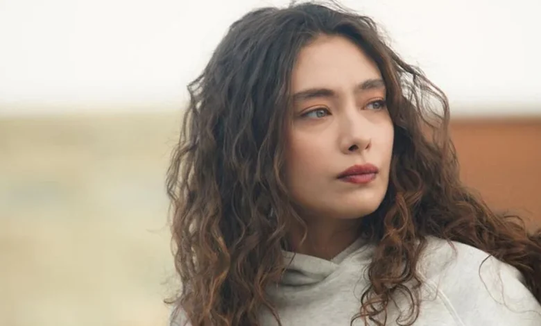 Protagonista da novela turca "A Filha do Embaixador" olhando para o horizonte com expressão introspectiva