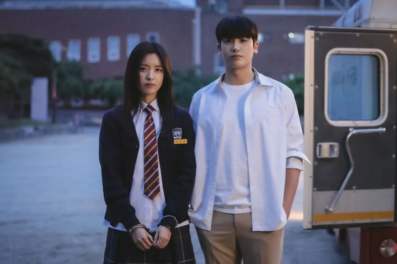 Cena de 'Happiness' (2021) com os personagens principais