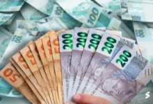 Notas de dinheiro, incluindo cédulas de 50 e 200 reais, representam a queda no uso de dinheiro físico no Brasil, com a digitalização dos meios de pagamento.