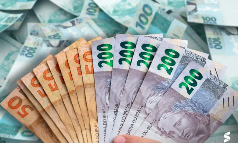 Notas de dinheiro, incluindo cédulas de 50 e 200 reais, representam a queda no uso de dinheiro físico no Brasil, com a digitalização dos meios de pagamento.