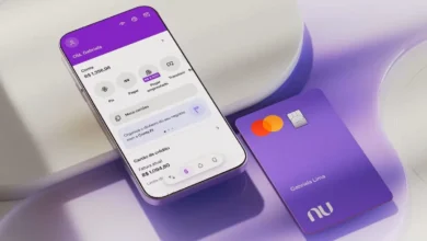Imagem de um smartphone exibindo a conta digital Nubank e um cartão de débito roxo, destacando o design moderno e os recursos financeiros.