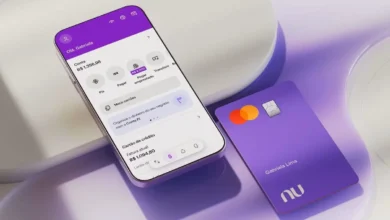 Imagem do aplicativo Nubank aberto em um celular com o cartão Nubank roxo ao lado, mostrando informações da conta do usuário.