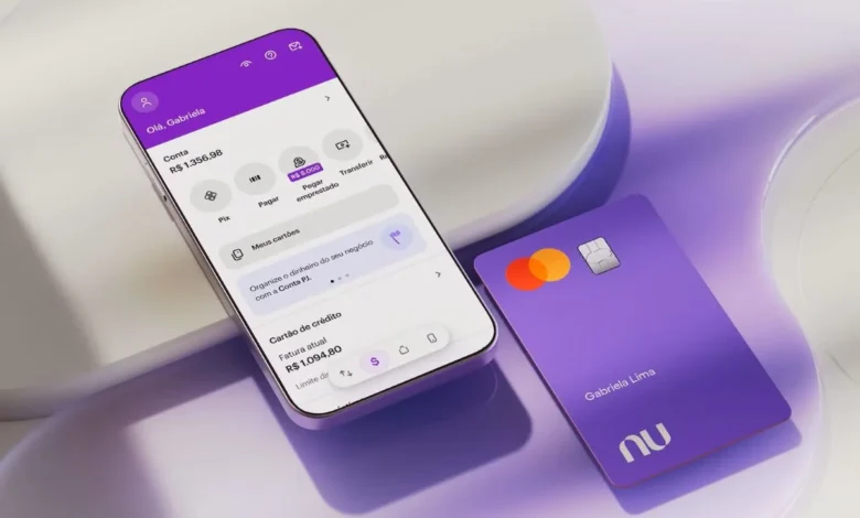 Imagem do aplicativo Nubank aberto em um celular com o cartão Nubank roxo ao lado, mostrando informações da conta do usuário.