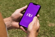 Tela do celular exibindo o aplicativo do Nubank com logo roxo enquanto o usuário relata problemas de instabilidade.