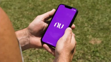 Tela do celular exibindo o aplicativo do Nubank com logo roxo enquanto o usuário relata problemas de instabilidade.