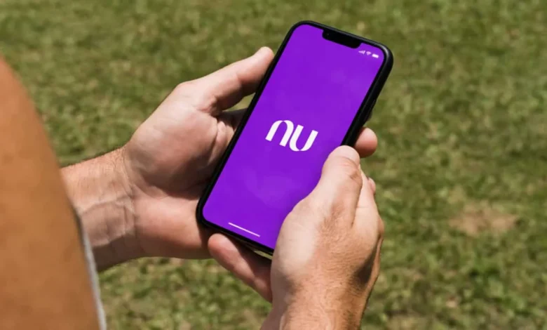 Tela do celular exibindo o aplicativo do Nubank com logo roxo enquanto o usuário relata problemas de instabilidade.