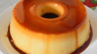 Pudim de leite com calda de caramelo ilustrado
