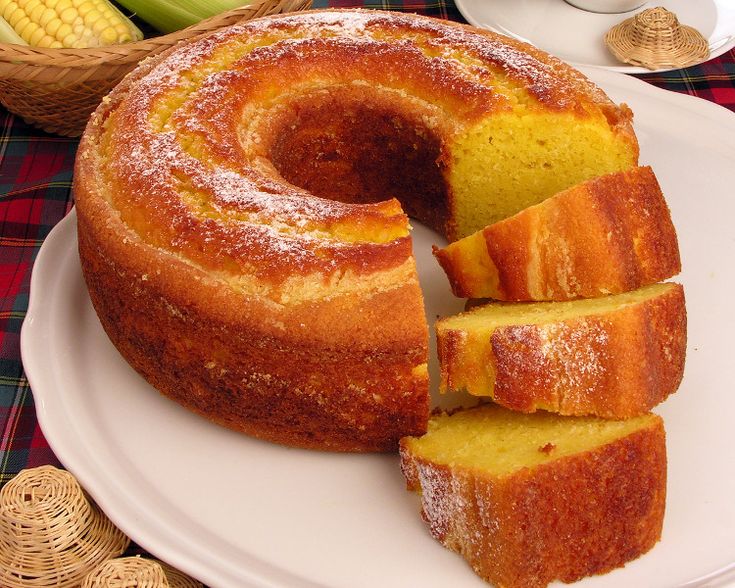  Bolo de milho assado em forma redonda com fatias servidas