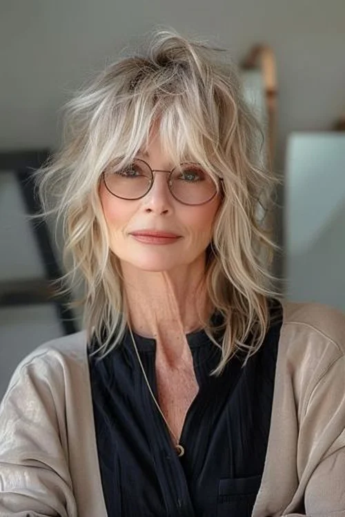 Mulher com cabelo shaggy, com camadas desconectadas e estilo natural, usando óculos, representando o retorno do visual anos 70.