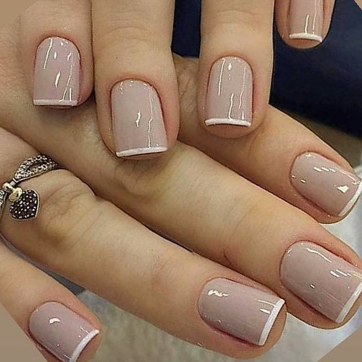 Unhas com esmalte nude e francesinha branca em formato quadrado curto