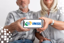 Casal de idosos exibe celular com logotipo do INSS, representando adesão ao ressarcimento