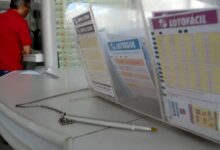 Volante de apostas da Lotofácil e outras loterias da Caixa em balcão de casa lotérica