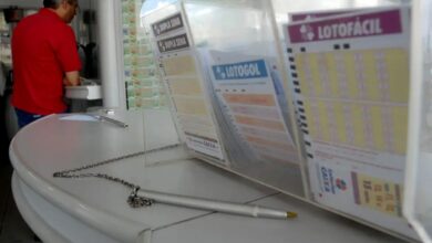 Volante de apostas da Lotofácil e outras loterias da Caixa em balcão de casa lotérica