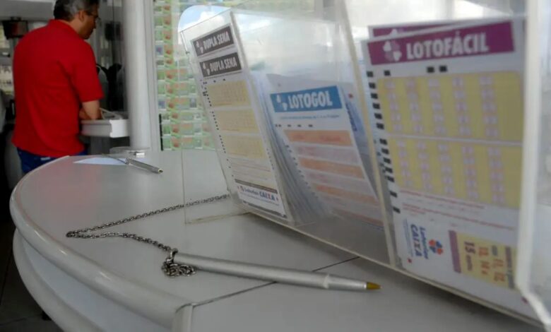 Volante de apostas da Lotofácil e outras loterias da Caixa em balcão de casa lotérica