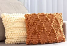 Almofadas de crochê em ponto pipoca, com texturas modernas e cores vibrantes, para renovar a decoração