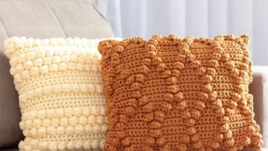 Almofadas de crochê em ponto pipoca, com texturas modernas e cores vibrantes, para renovar a decoração