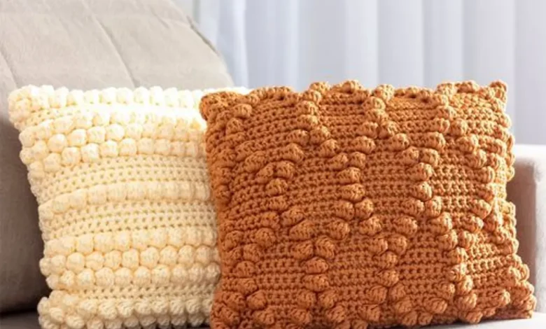Almofadas de crochê em ponto pipoca, com texturas modernas e cores vibrantes, para renovar a decoração