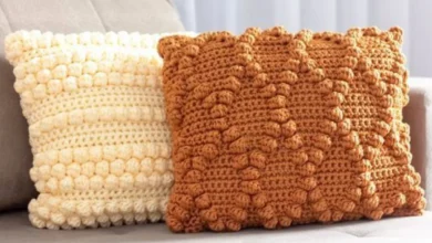 Almofadas de crochê 3D feitas com pontos pipoca e puff.