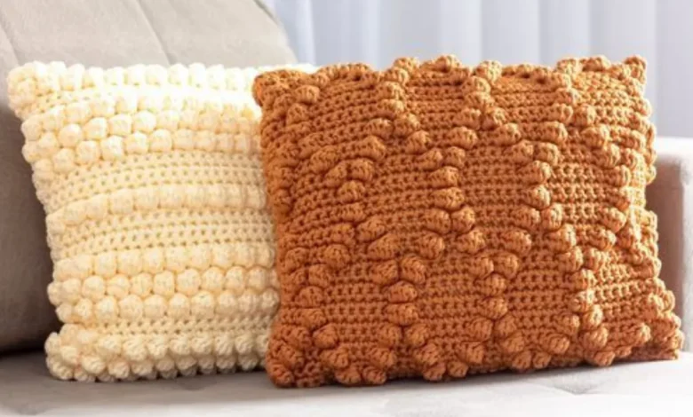 Almofadas de crochê 3D feitas com pontos pipoca e puff.