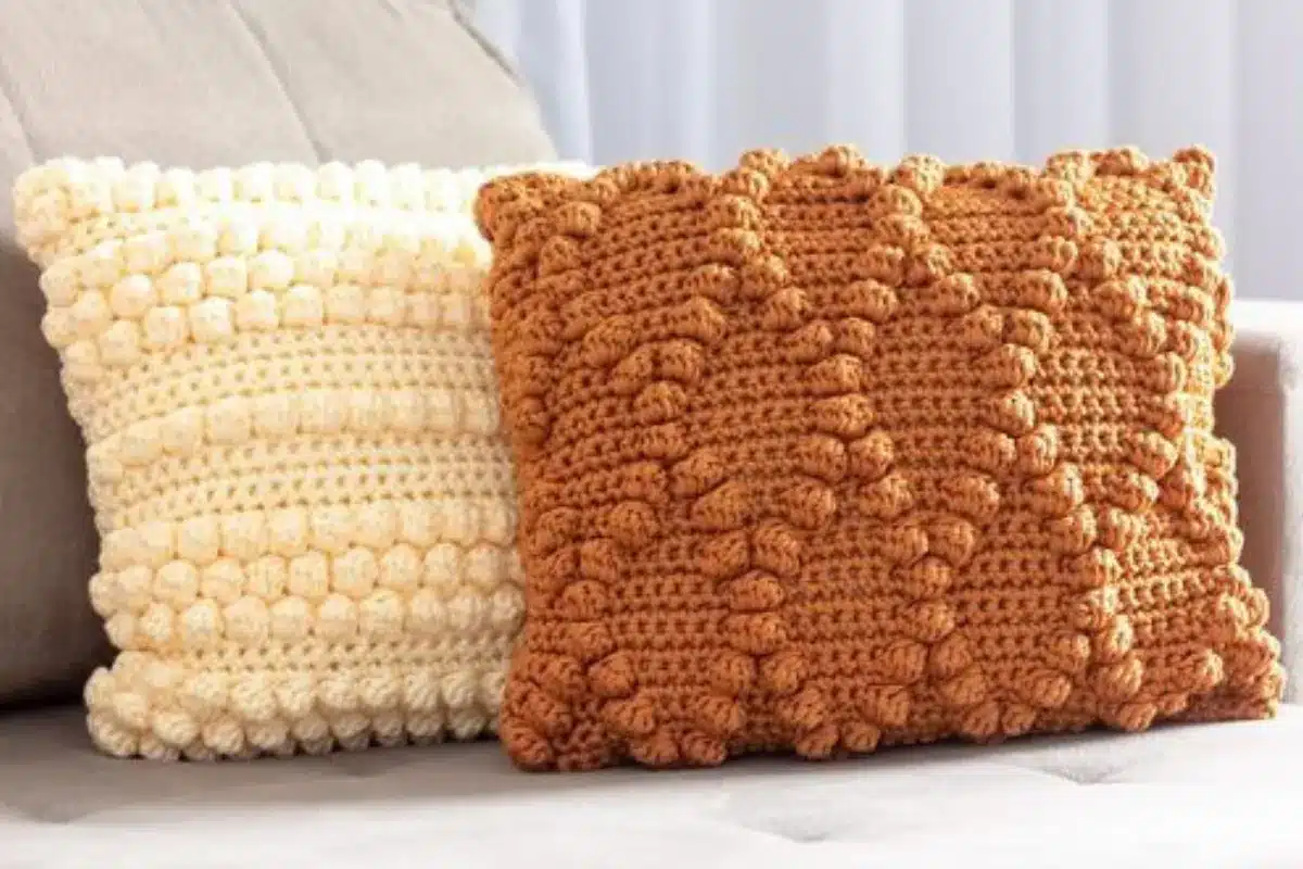 Almofadas de crochê 3D feitas com pontos pipoca e puff.