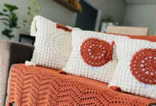 Almofadas de crochê decorativas para sala de estar, com detalhes em círculo e cores neutras.
