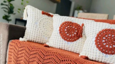 Almofadas de crochê decorativas para sala de estar, com detalhes em círculo e cores neutras.