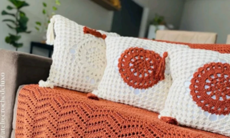 Almofadas de crochê decorativas para sala de estar, com detalhes em círculo e cores neutras.