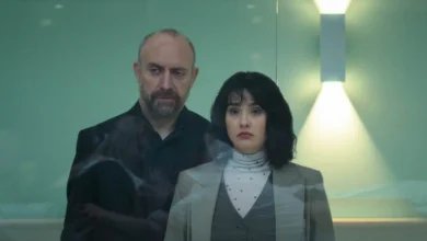 Cena de suspense da série turca 'Amantes Anônimos', mostrando dois personagens em uma sala de observação.