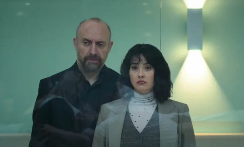 Cena de suspense da série turca 'Amantes Anônimos', mostrando dois personagens em uma sala de observação.