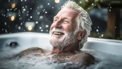 Idoso sorrindo enquanto desfruta de um banho relaxante em uma banheira, com neve caindo ao fundo, refletindo uma sensação de bem-estar e rejuvenescimento.