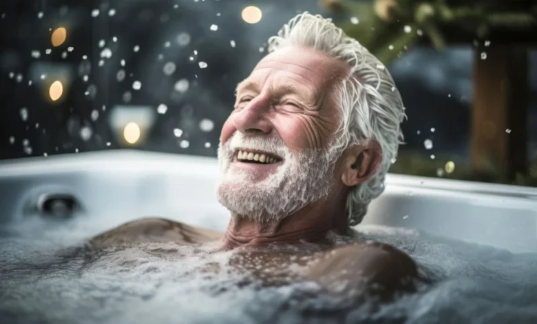 Idoso sorrindo enquanto desfruta de um banho relaxante em uma banheira, com neve caindo ao fundo, refletindo uma sensação de bem-estar e rejuvenescimento.