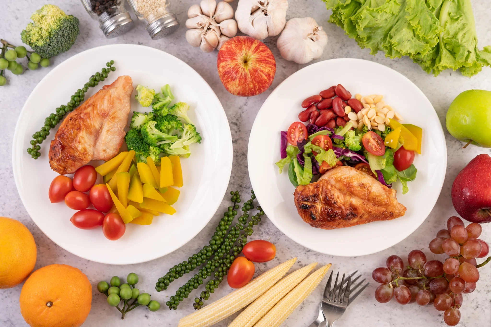 Prato nutritivo com bife de frango, legumes e salada colorida, ideal para a alimentação de idosos.