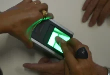 Coleta de digitais em leitor biométrico para cadastro de benefício social