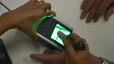 Coleta de digitais em leitor biométrico para cadastro de benefício social