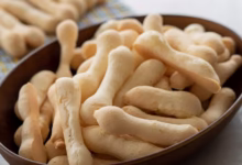 Biscoitinho de polvilho crocantes e leves em uma tigela, perfeitos para o lanche.