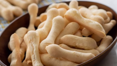 Biscoitinho de polvilho crocantes e leves em uma tigela, perfeitos para o lanche.