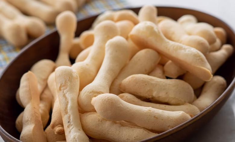 Biscoitinho de polvilho crocantes e leves em uma tigela, perfeitos para o lanche.