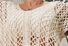 Blusa de crochê com decote V, cor creme, estilo boho chic.
