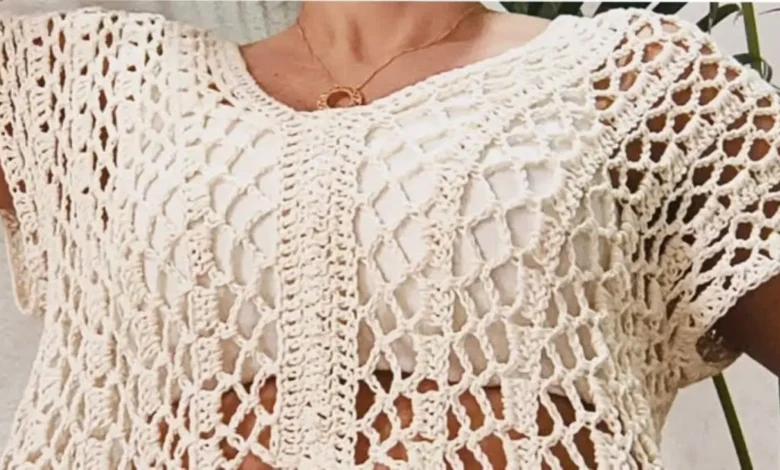 Blusa de crochê com decote V, cor creme, estilo boho chic.