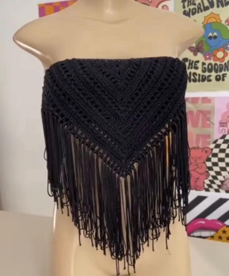 Top de crochê preto com franjas, estilo boho chic, feito à mão.