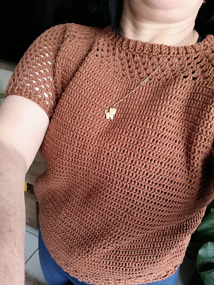 Blusa de crochê boho com manga curta, cor terracota, feita à mão, ideal para looks descontraídos